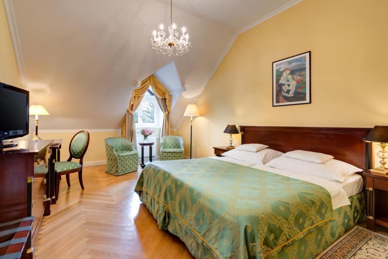 Castle Hotel Grof Degenfeld Superior ตาร์ซาล ภายนอก รูปภาพ