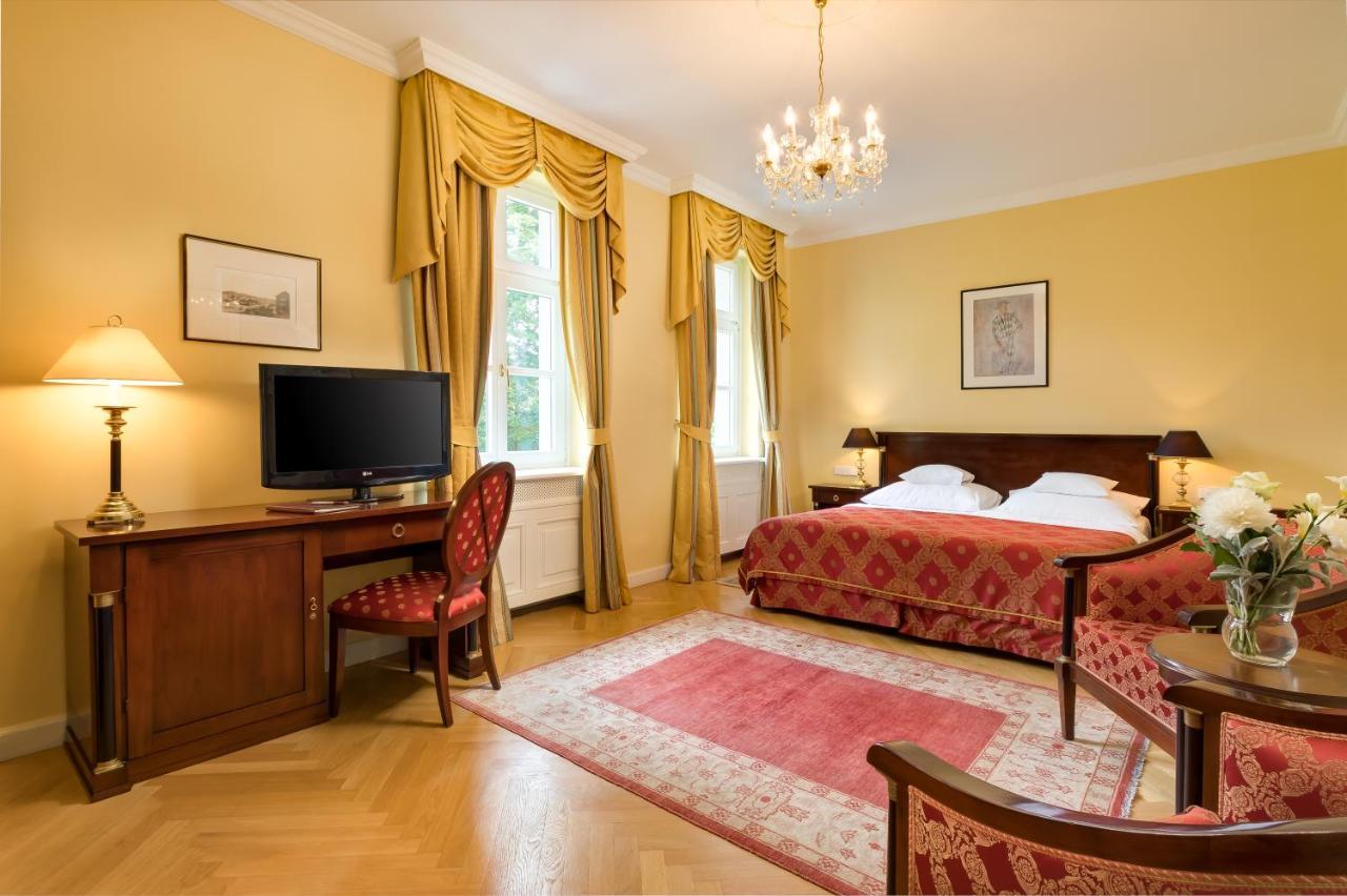 Castle Hotel Grof Degenfeld Superior ตาร์ซาล ภายนอก รูปภาพ