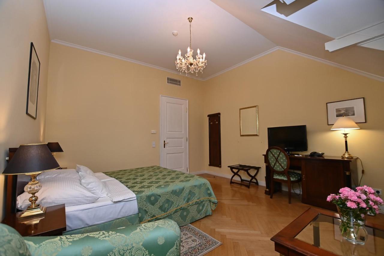Castle Hotel Grof Degenfeld Superior ตาร์ซาล ภายนอก รูปภาพ