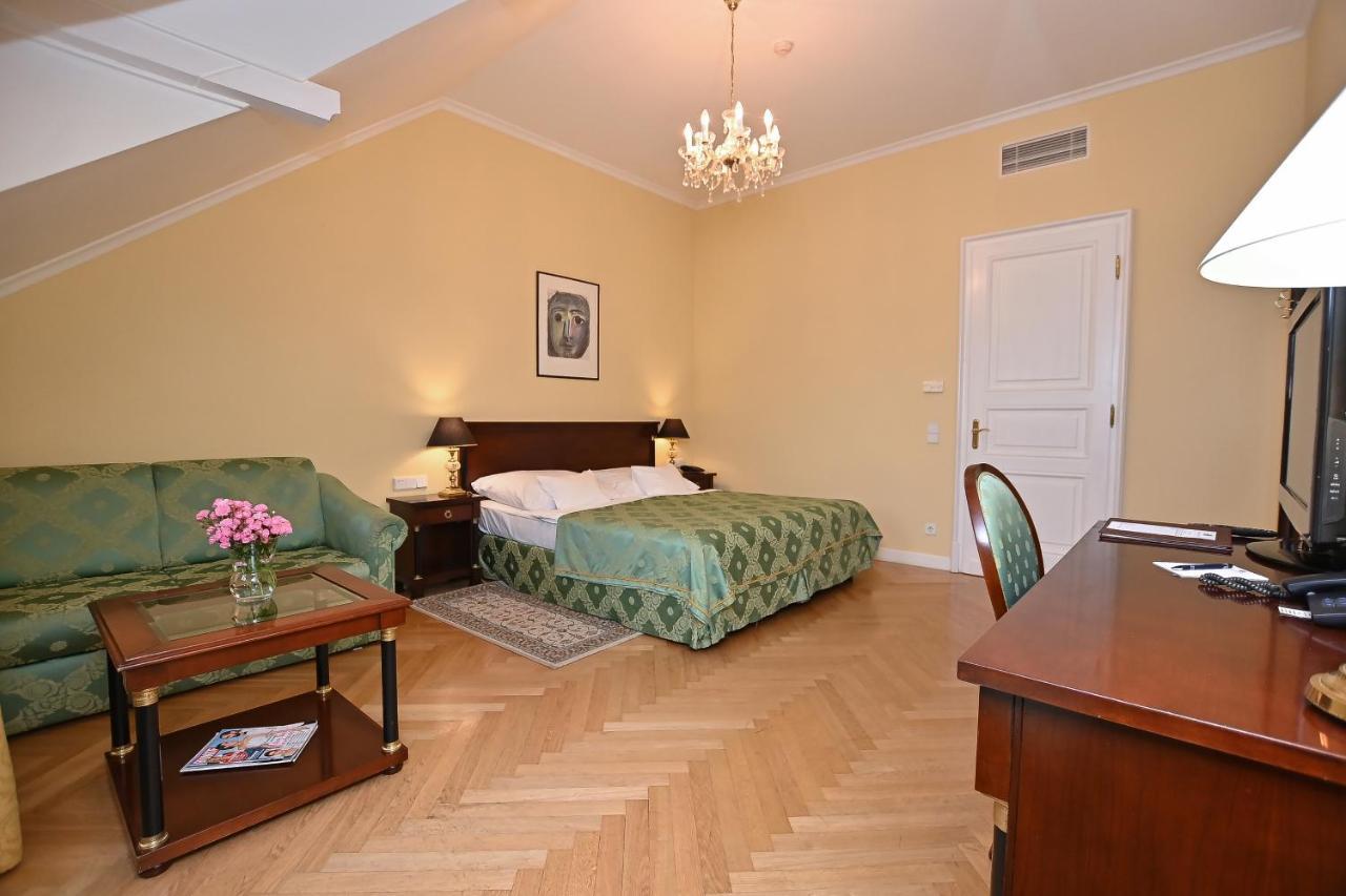 Castle Hotel Grof Degenfeld Superior ตาร์ซาล ภายนอก รูปภาพ