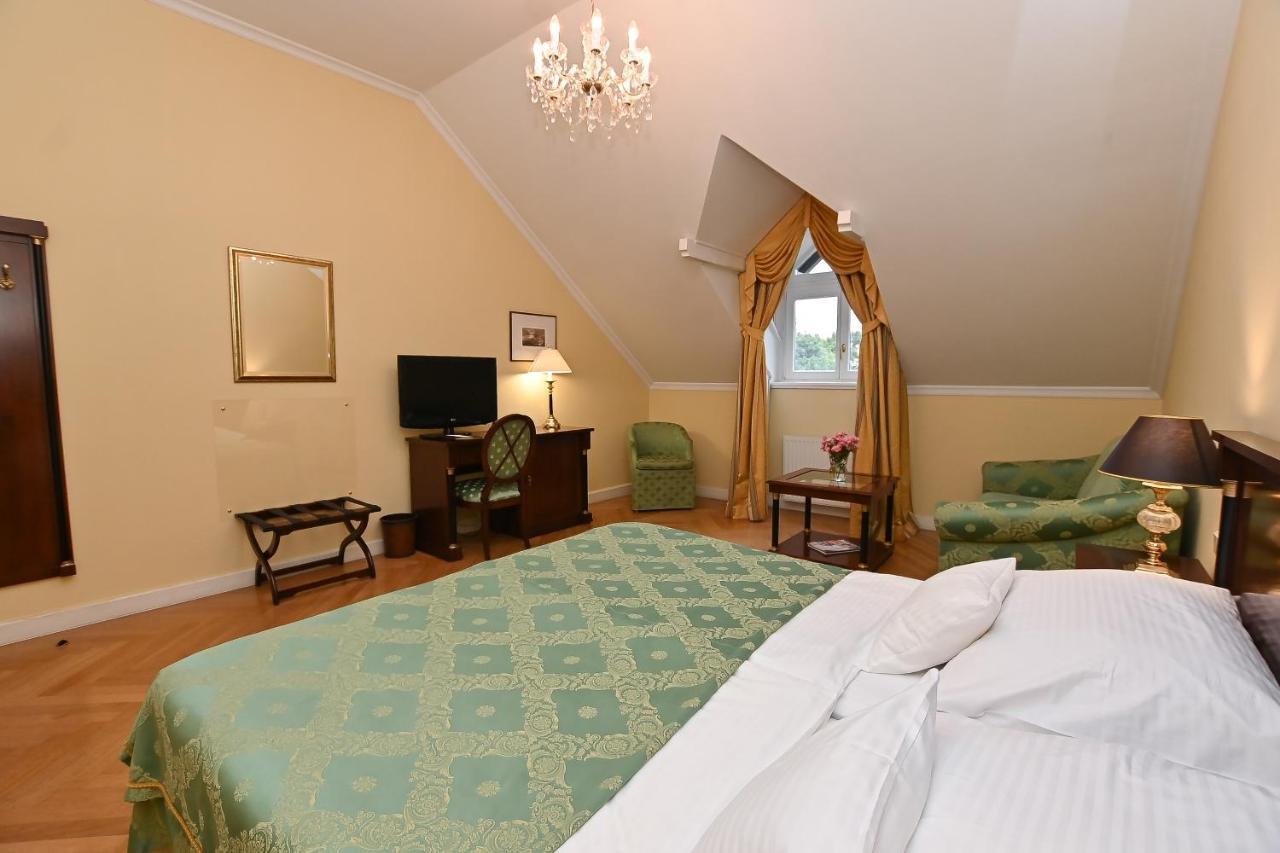 Castle Hotel Grof Degenfeld Superior ตาร์ซาล ภายนอก รูปภาพ