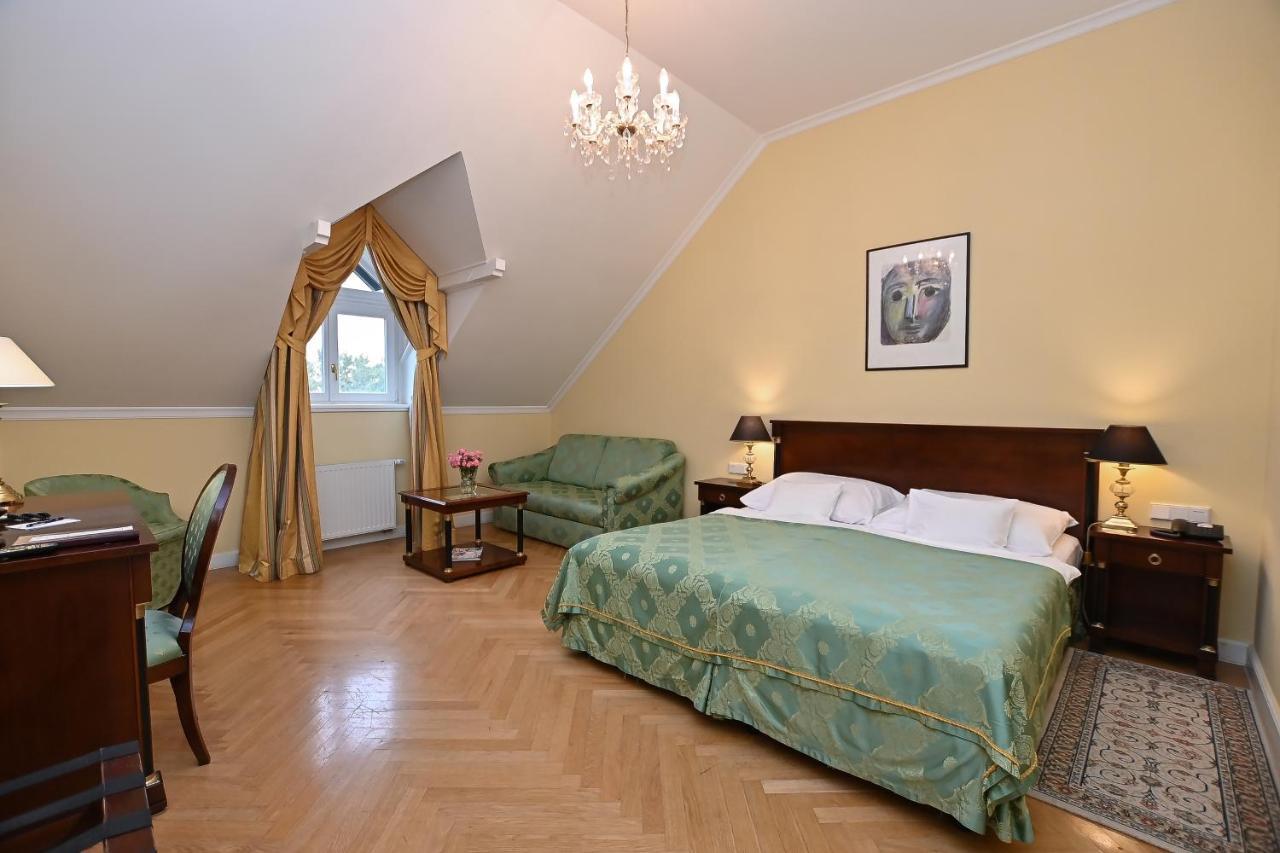 Castle Hotel Grof Degenfeld Superior ตาร์ซาล ภายนอก รูปภาพ