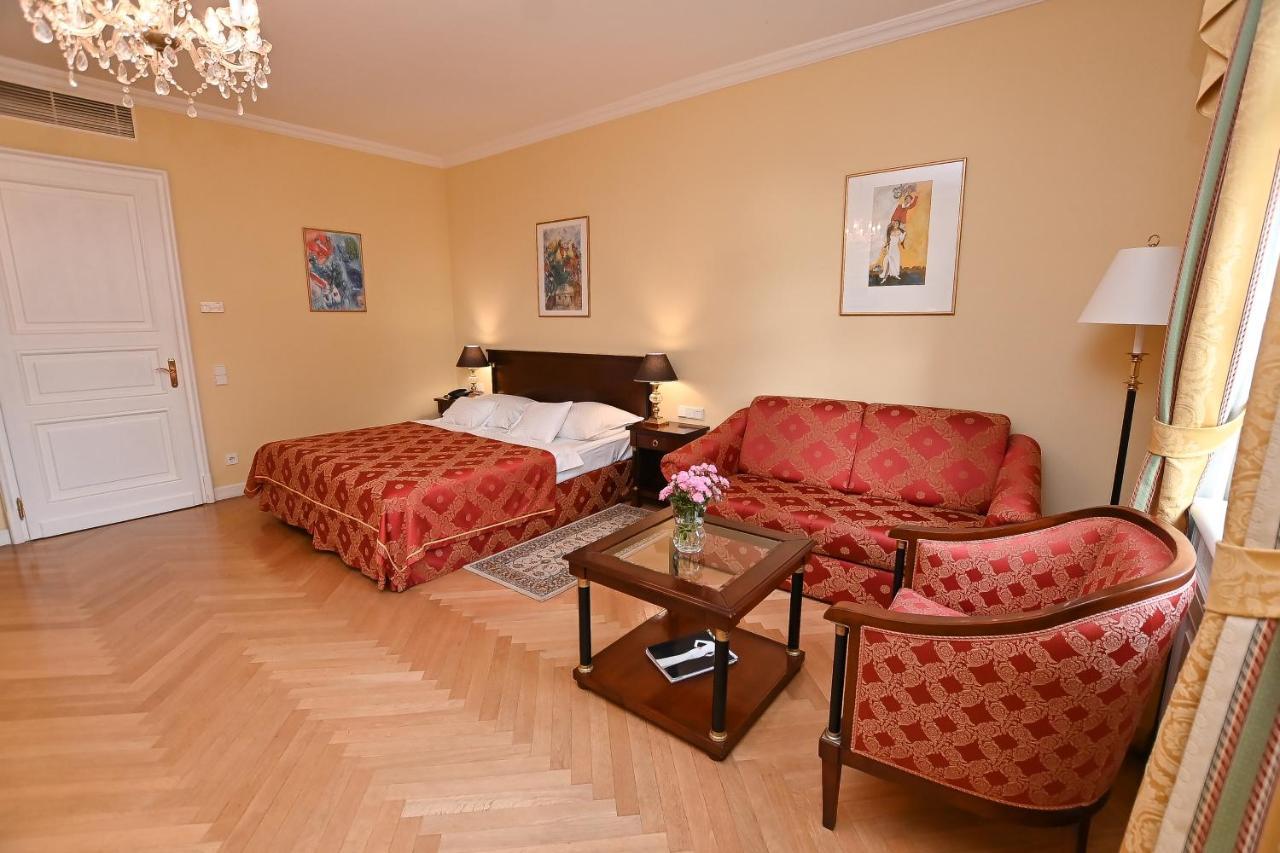 Castle Hotel Grof Degenfeld Superior ตาร์ซาล ภายนอก รูปภาพ