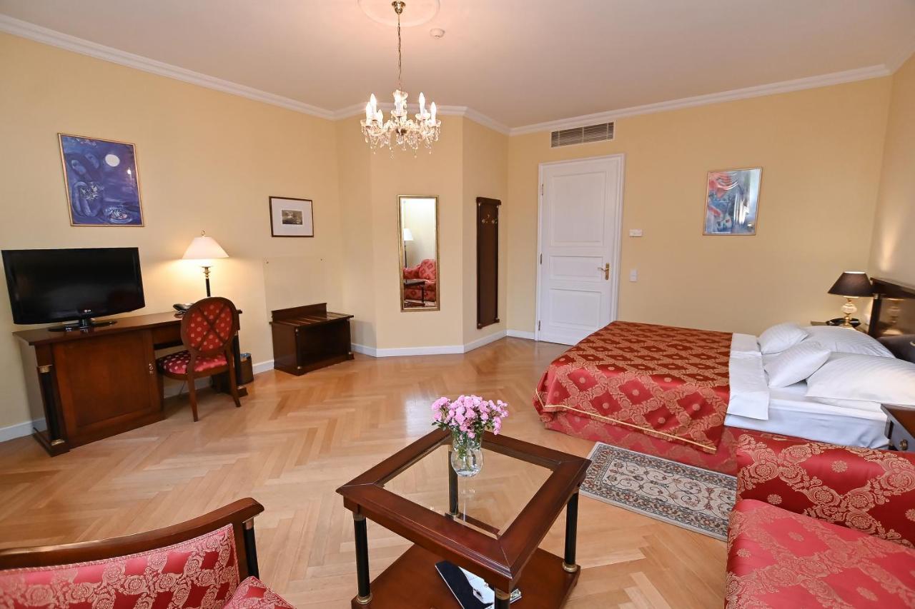 Castle Hotel Grof Degenfeld Superior ตาร์ซาล ภายนอก รูปภาพ