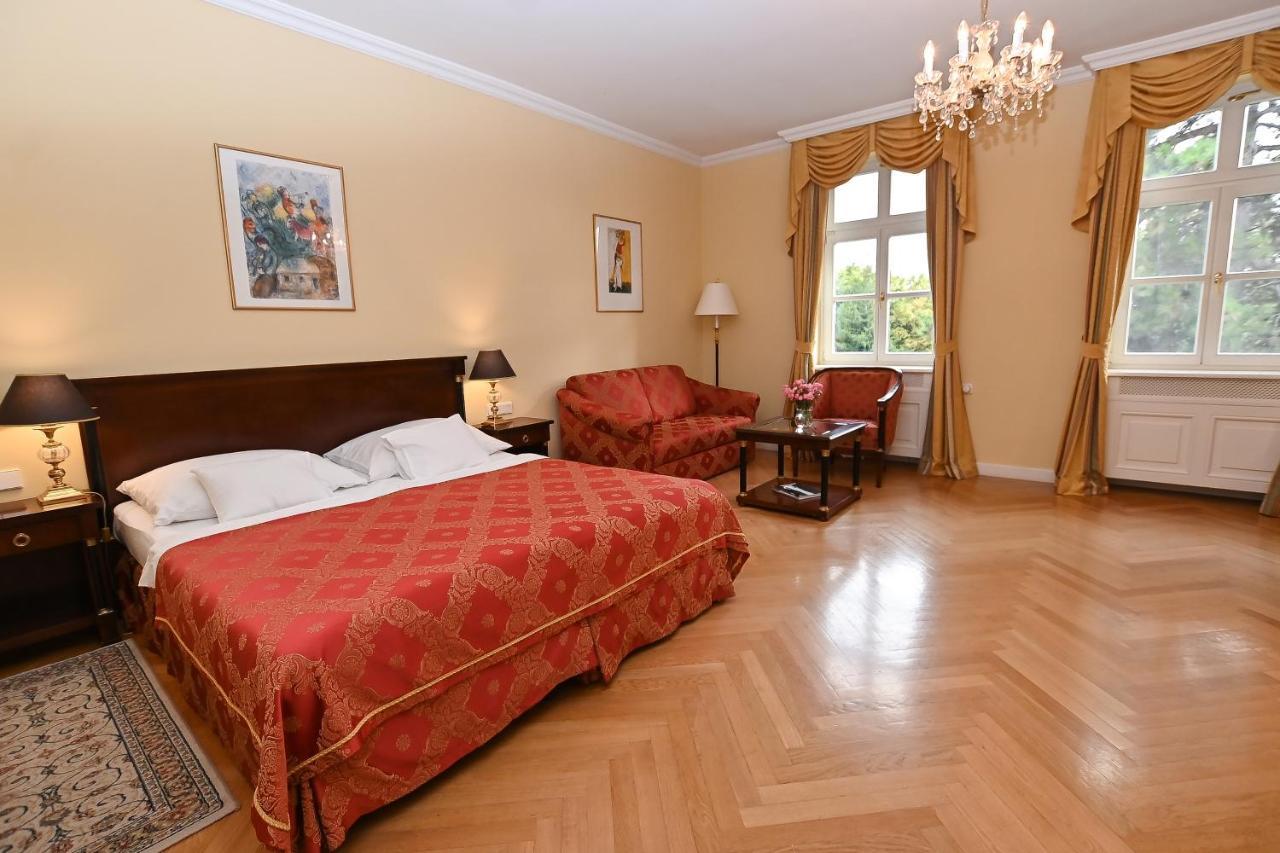 Castle Hotel Grof Degenfeld Superior ตาร์ซาล ภายนอก รูปภาพ