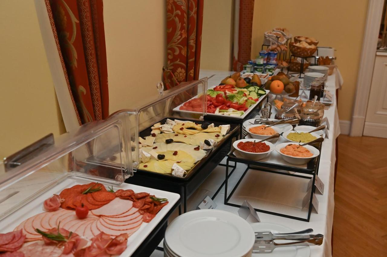 Castle Hotel Grof Degenfeld Superior ตาร์ซาล ภายนอก รูปภาพ