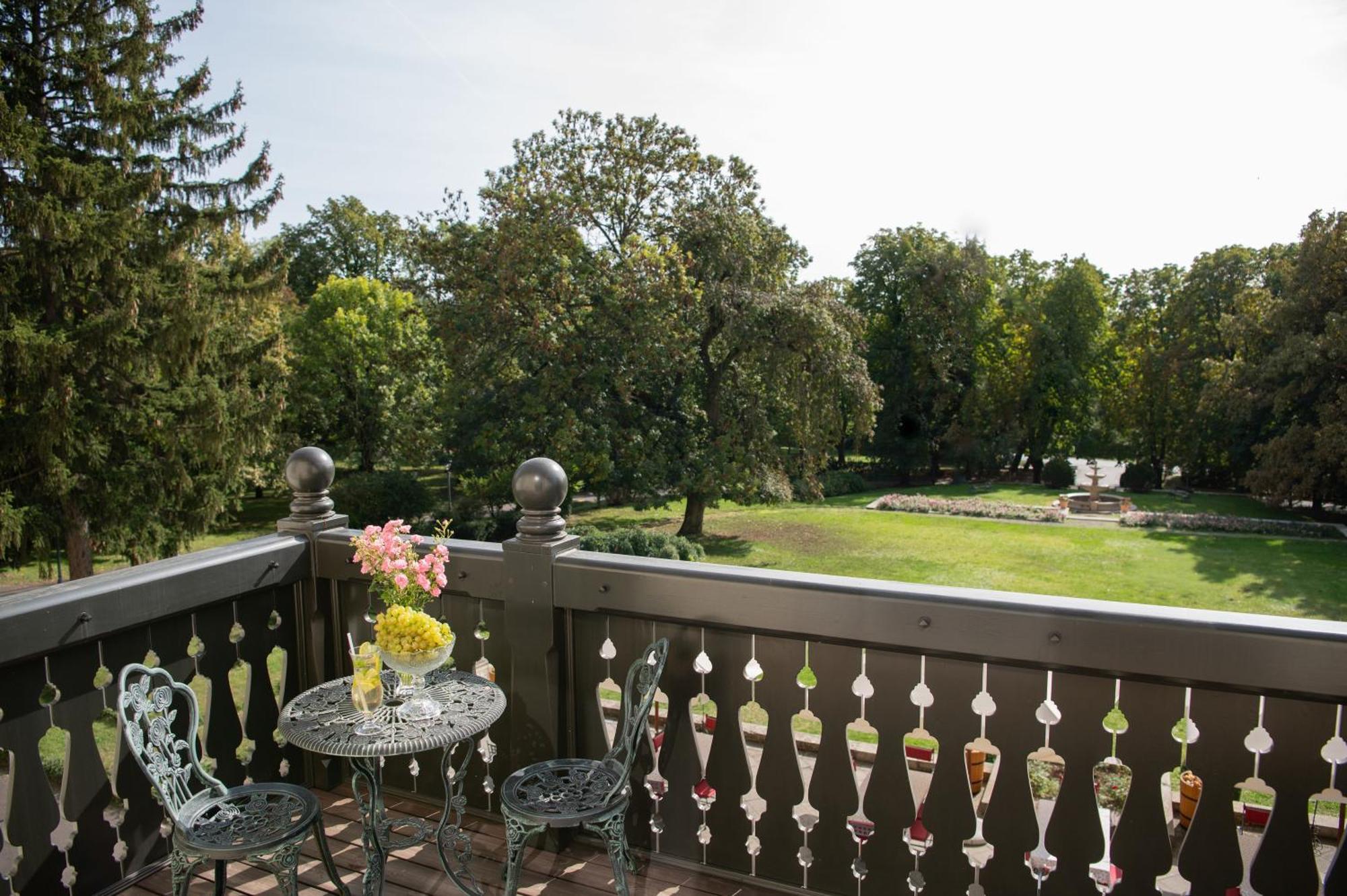 Castle Hotel Grof Degenfeld Superior ตาร์ซาล ภายนอก รูปภาพ