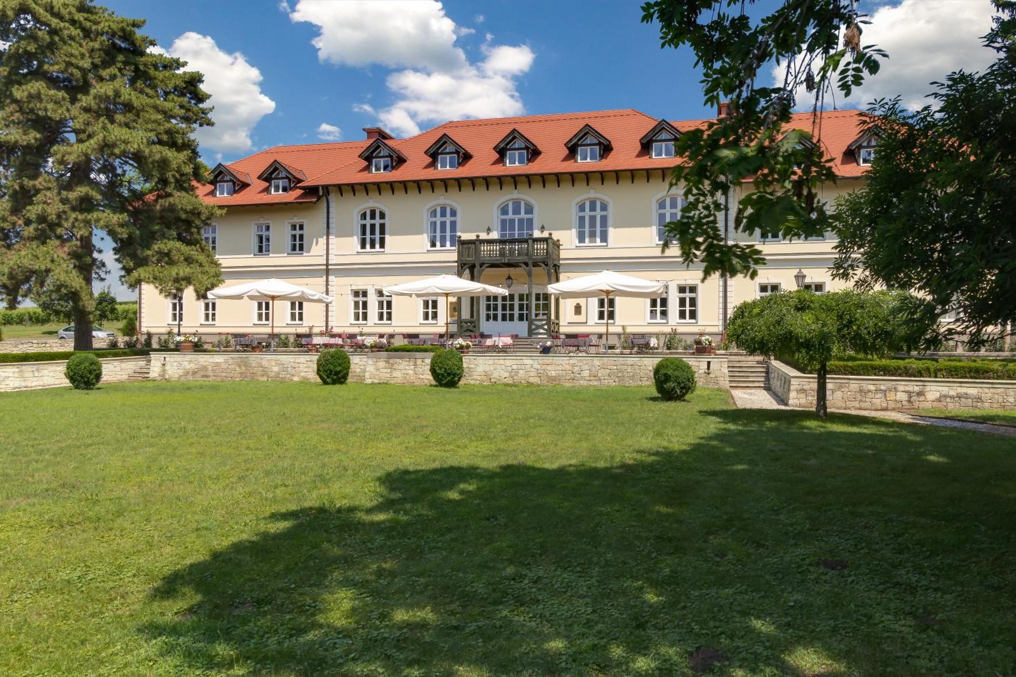Castle Hotel Grof Degenfeld Superior ตาร์ซาล ภายนอก รูปภาพ