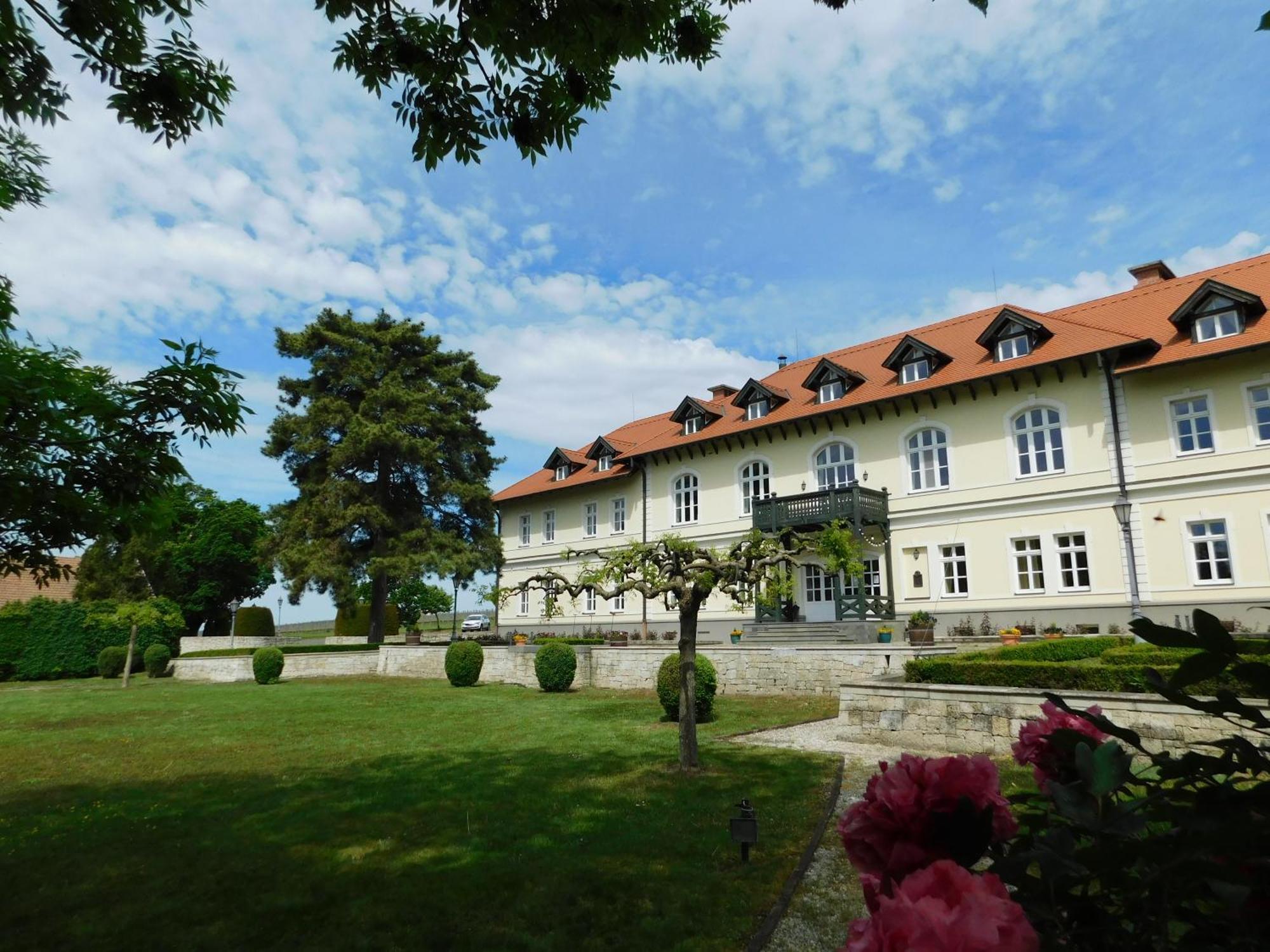 Castle Hotel Grof Degenfeld Superior ตาร์ซาล ภายนอก รูปภาพ