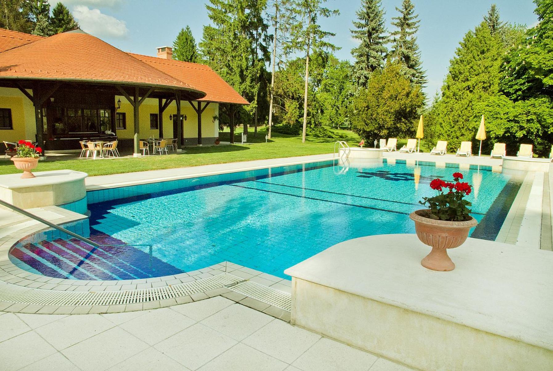 Castle Hotel Grof Degenfeld Superior ตาร์ซาล ภายนอก รูปภาพ