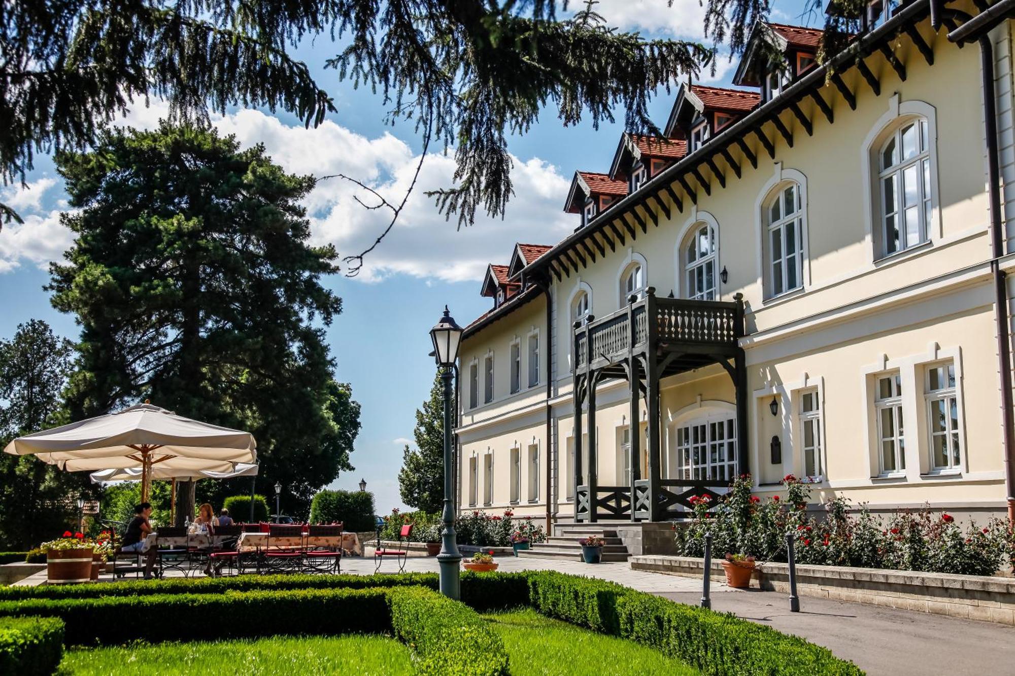Castle Hotel Grof Degenfeld Superior ตาร์ซาล ภายนอก รูปภาพ