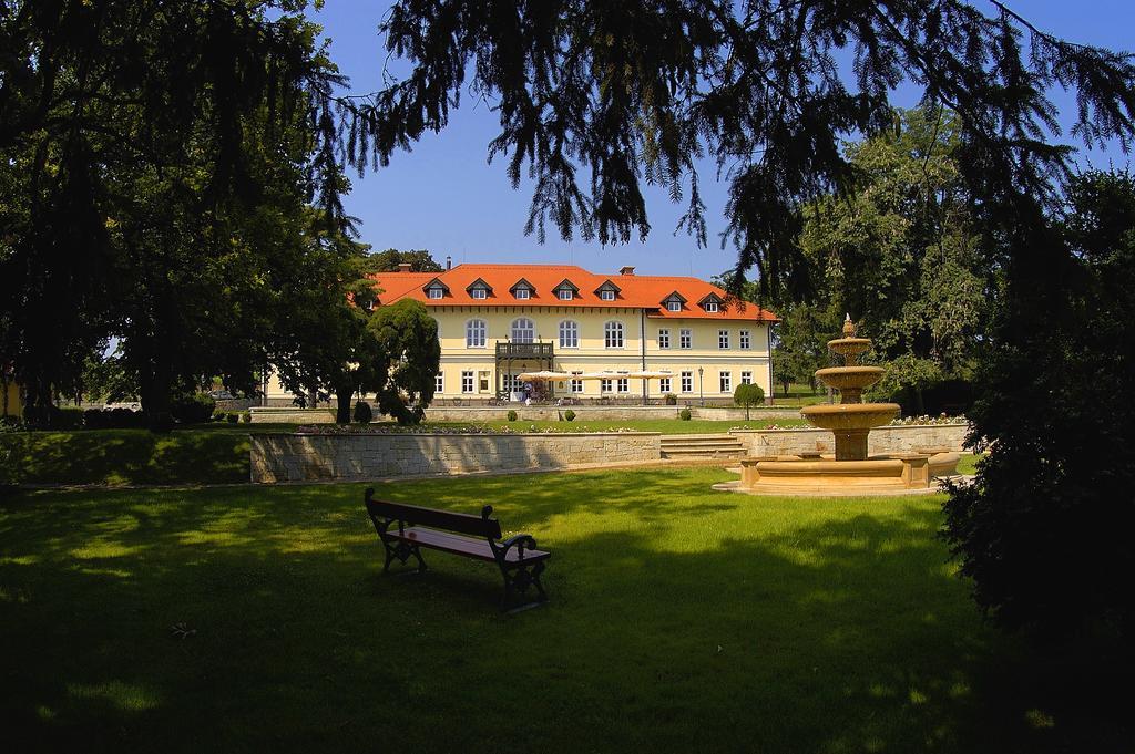 Castle Hotel Grof Degenfeld Superior ตาร์ซาล ภายนอก รูปภาพ